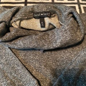 Derek heart plus grey long neck top.